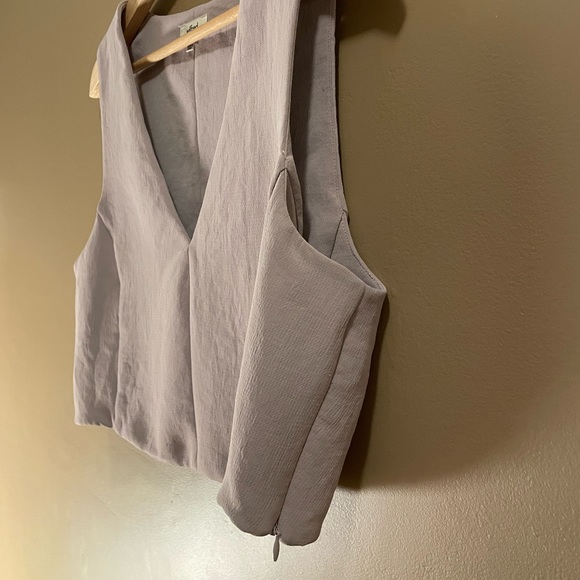 Aritzia - Wilfred lilac v-neck cropped sleeveless blouse - Picture 4 of 5